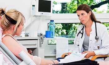 Assistenzärztin im Gespräch mit Patientin Assistenzärztin im Gespräch mit Patientin